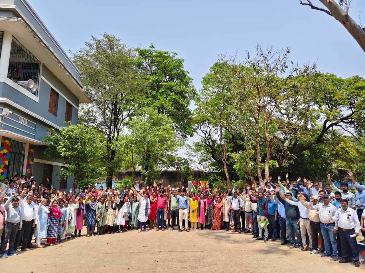 Chaibasa News : काला बिल्ला लगाकर माध्यमिक व प्लस टू शिक्षकों ने किया प्रदर्शन