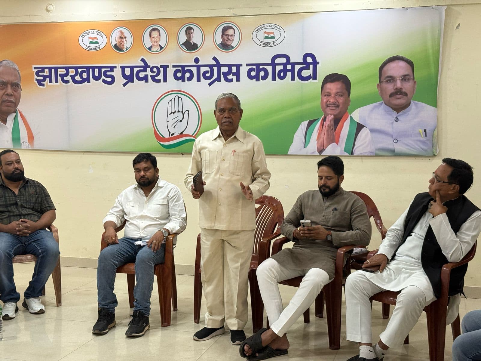 Political news : कांग्रेस ने मानव शृंखला को लेकर नेताओं को सौंपी जिम्मेवारी