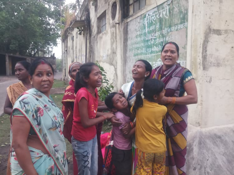 Dhanbad News: एक दिन पहले ड्यूटी आये मैकेनिकल हेल्पर का शव परियोजना में मिला, हंगामा