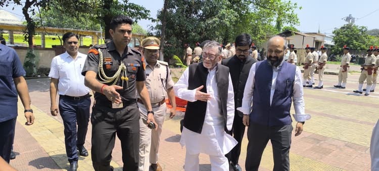 Giridih News: गिरिडीह पहुंचे राज्यापाल, कुछ देर रुककर देवघर के लिए हुए रवाना
