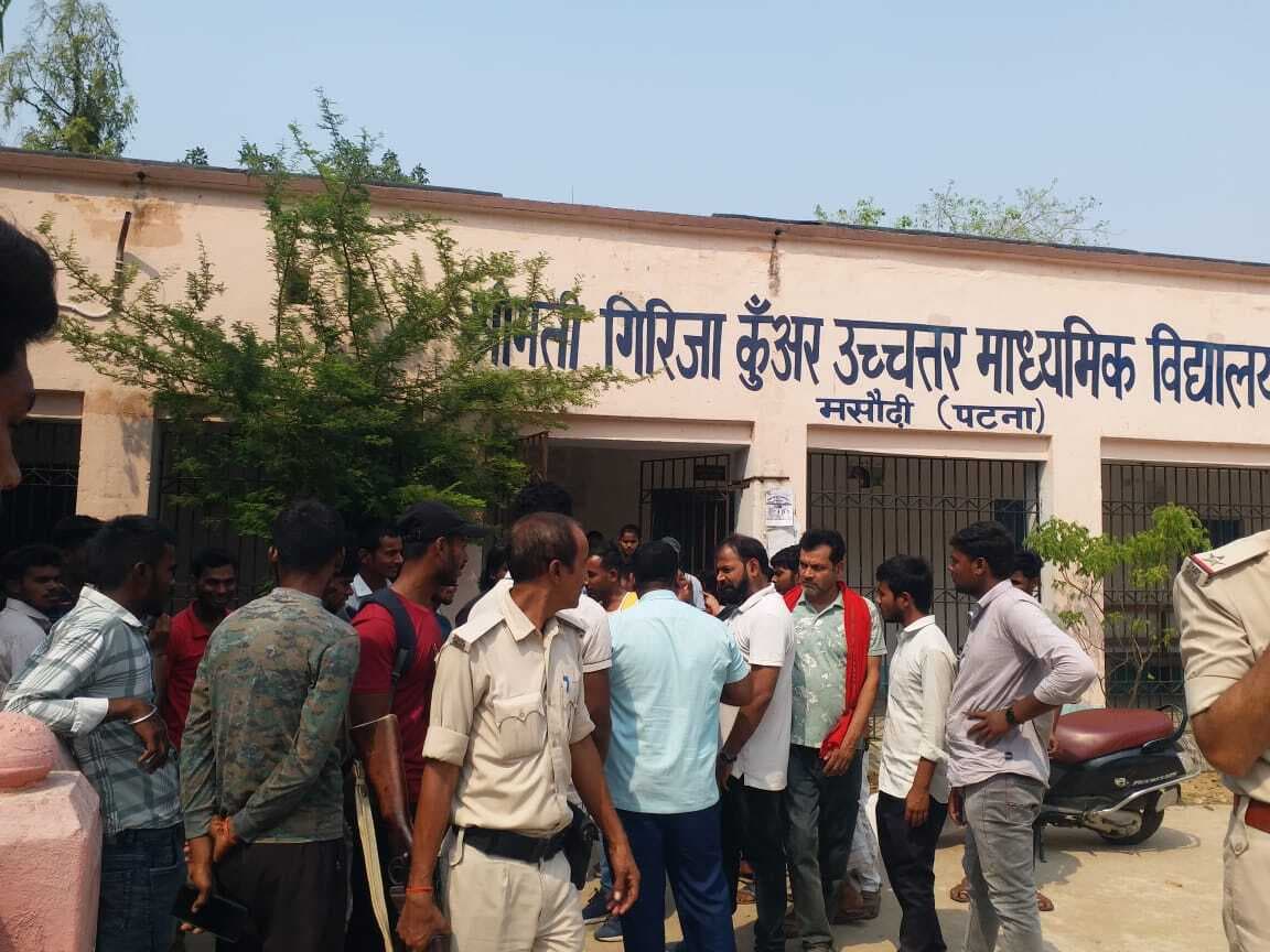 मूल प्रमाणपत्र के लिए वसूली का आरोप लगा छात्रों का हंगामा