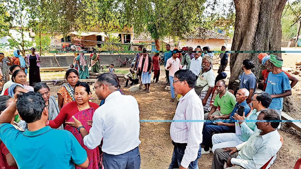 west singhbhum news: सिंहपोखरिया पहुंचे सीओ से ग्रामीणों की नोकझोंक, जमीन देने से किया इनकार