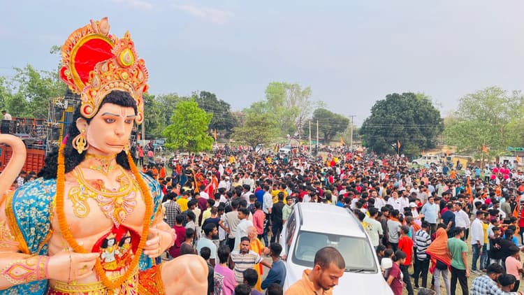 Dhanbad News: सिंदरी में हनुमान जन्मोत्सव पर निकली शोभा यात्रा