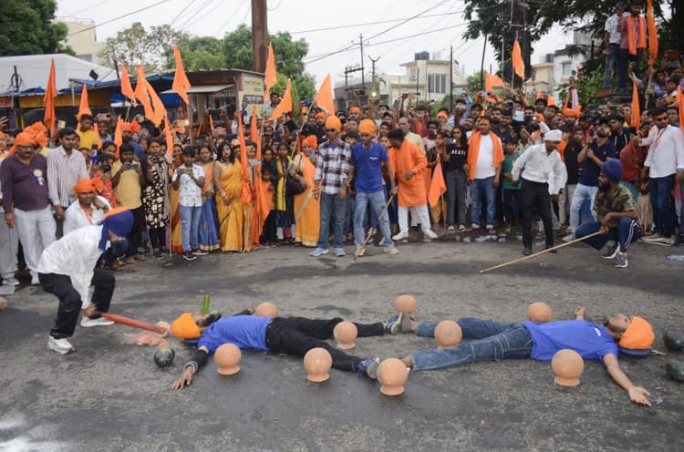 Dhanbad News : हनुमान जयंती पर निकली भव्य श्रीराम शोभा यात्रा, जगह-जगह पुष्प वर्षा से हुआ भक्तों का स्वागत