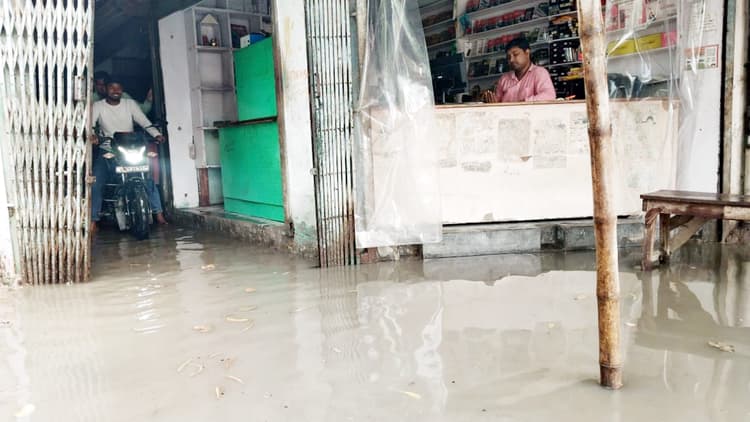 शहर हुआ जलमग्न, कई घरों और दुकानों में घुसा पानी