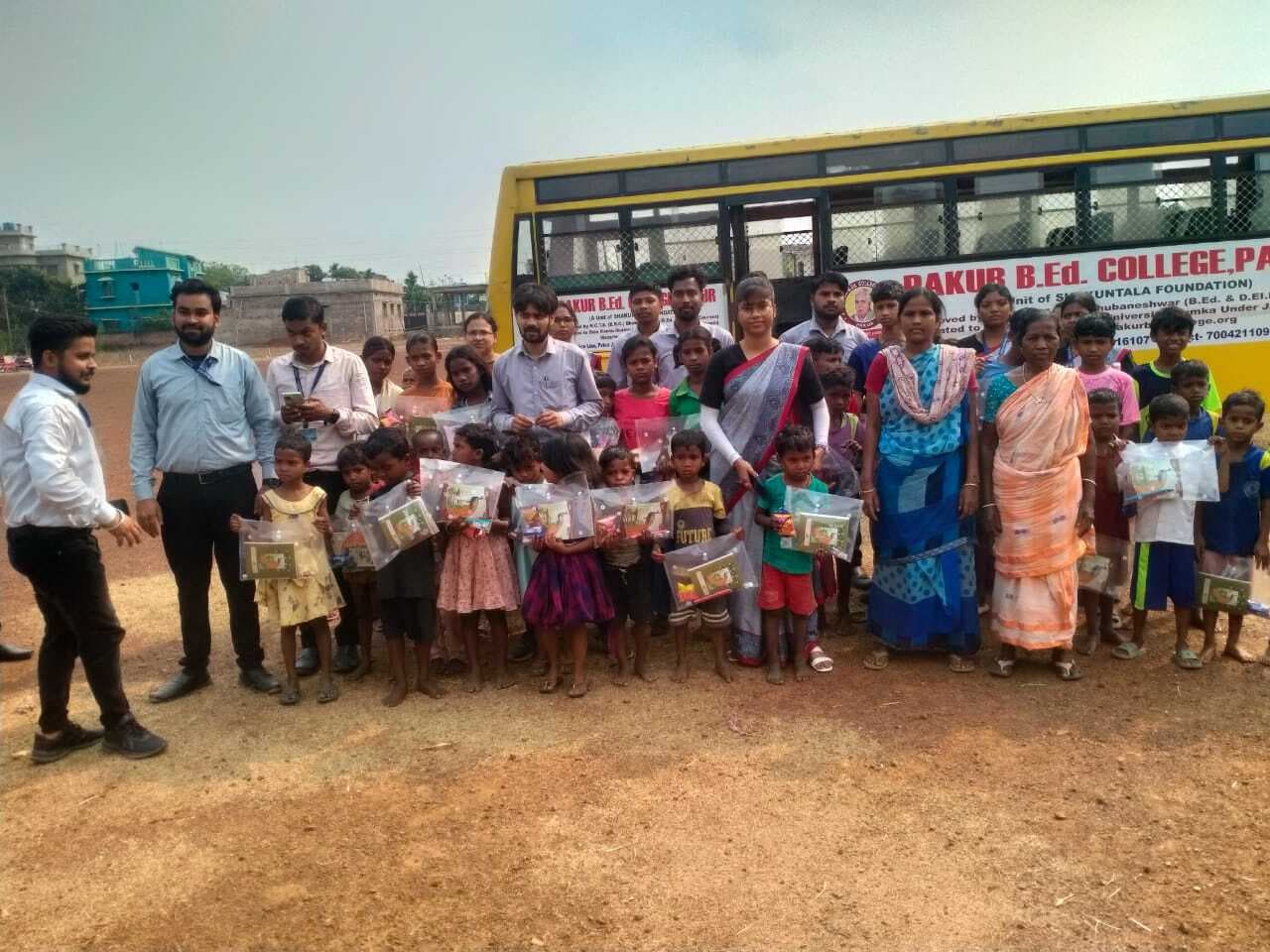 एनएसएस ने स्वच्छता व शिक्षा का बताया महत्व, बांटी सामग्री