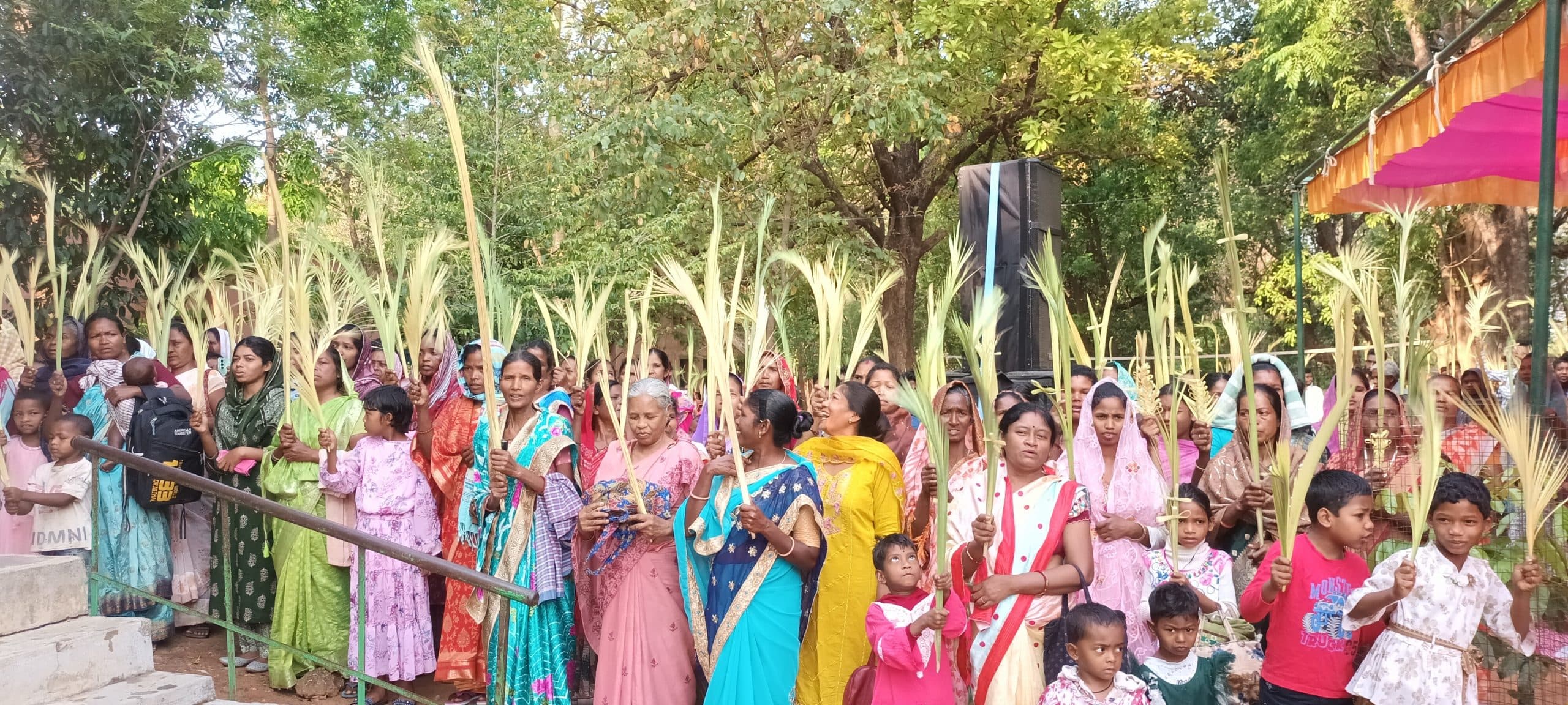 गिरजाघारों में मनाया खजूर पर्व