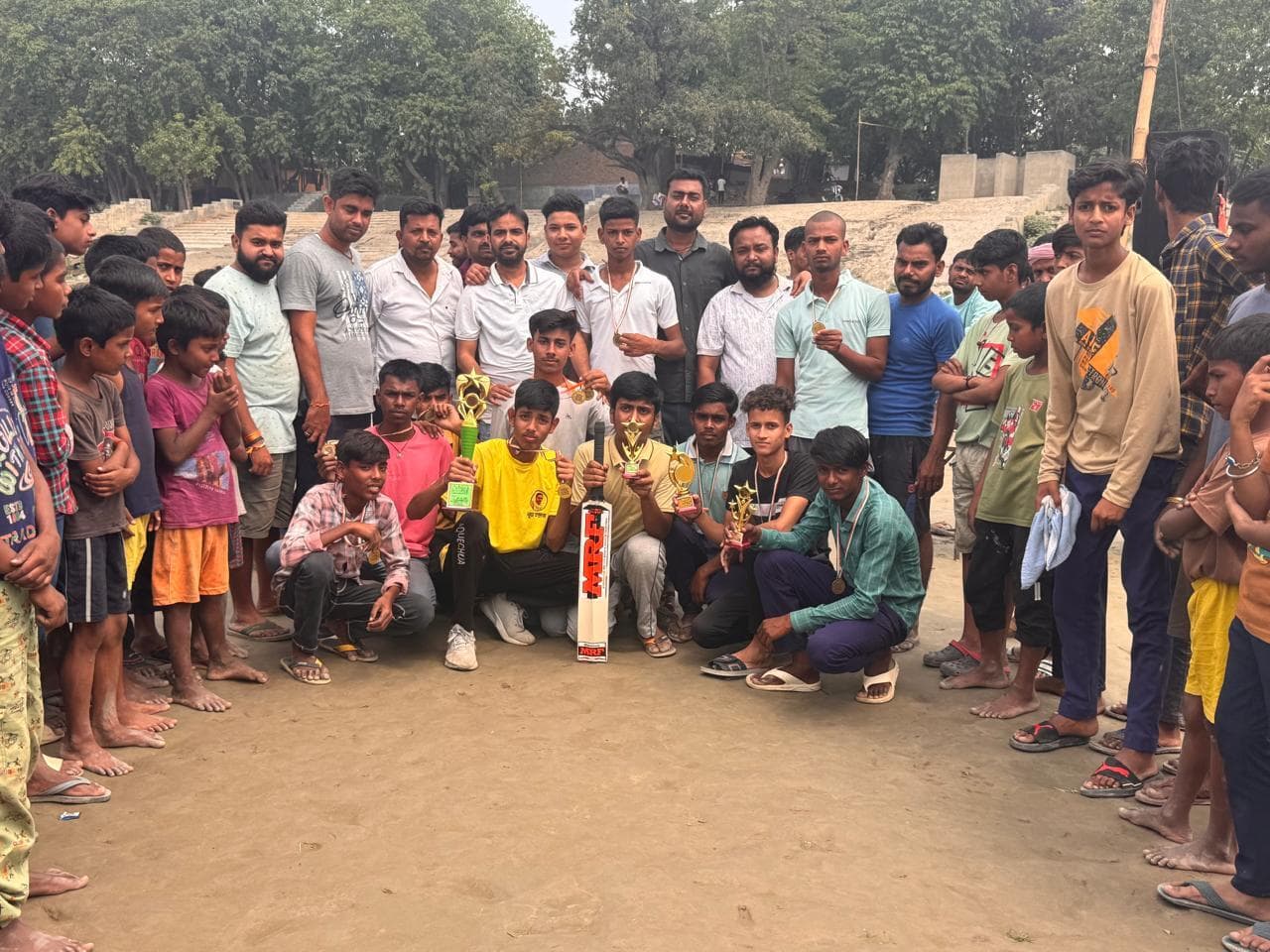 hajipur news. कर्मोपुर अंडर-16 टूर्नामेंट में अमेर को हराकर मेजबान टीम ने जीती ट्राॅफी