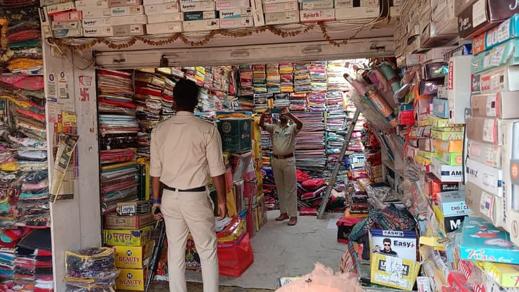 Motihari : कपड़ा दुकान से नगद 65 हजार सहित लाखों की चोरी