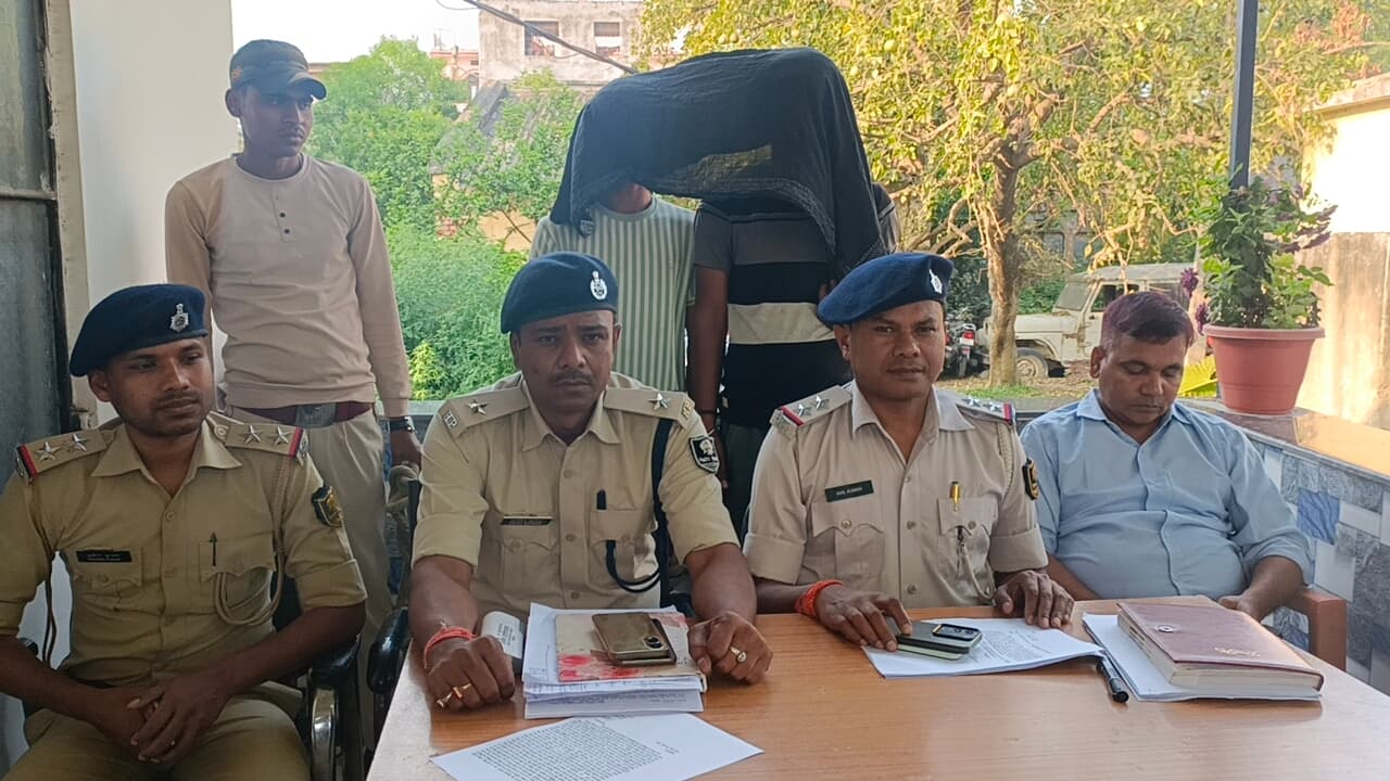 पिकअप पर लाद कर तस्करी के लिए जाये जा रहे मवेशियों के साथ दो तस्कर धराये