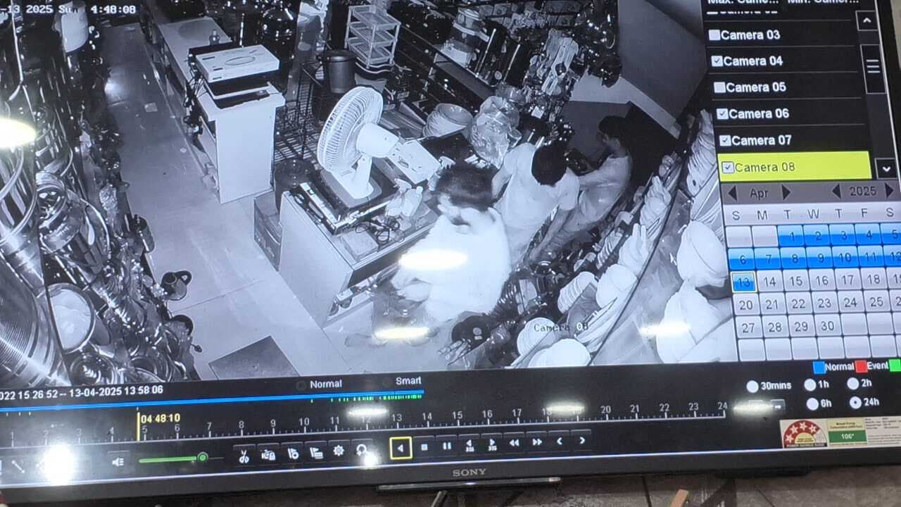 मेन रोड की तीन दुकानों से लाखों की चोरी, चोरों का चेहरा सीसीटीवी में कैद