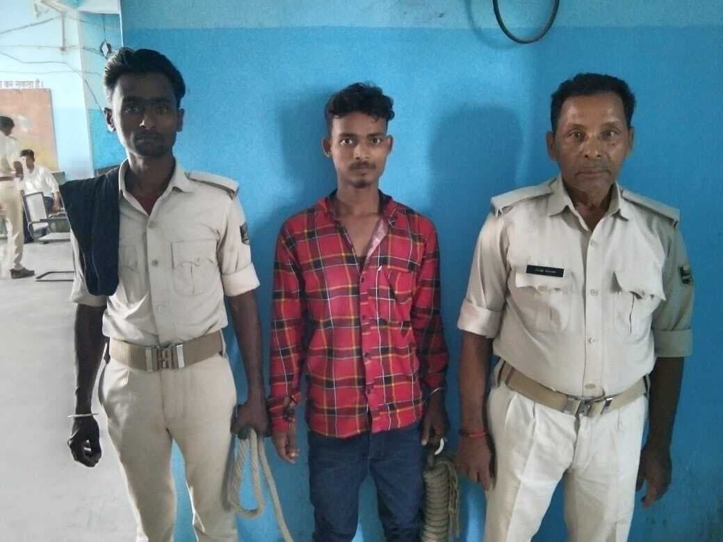 बाबा मंदिर के पास से चोरी के मोबाइल के साथ एक युवक गिरफ्तार