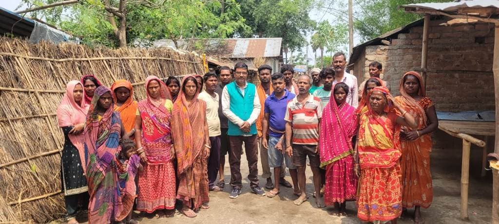 संसाधन के अभाव में छोड़ रहे परंपरा, मरने के बाद जलाने के बदले शव को दफना रहे