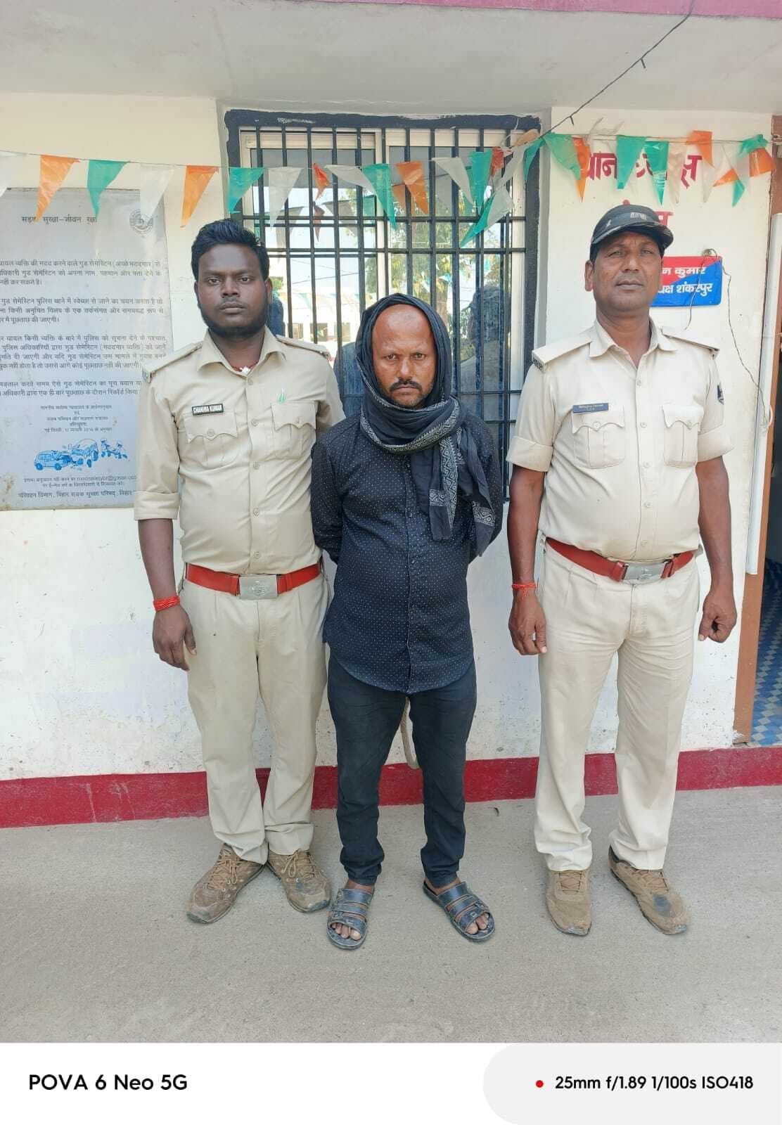 सीओ के निजी ड्राइवर को ग्रामीणों ने अवैध हथियार के साथ पकड़कर पुलिस को सौंपा