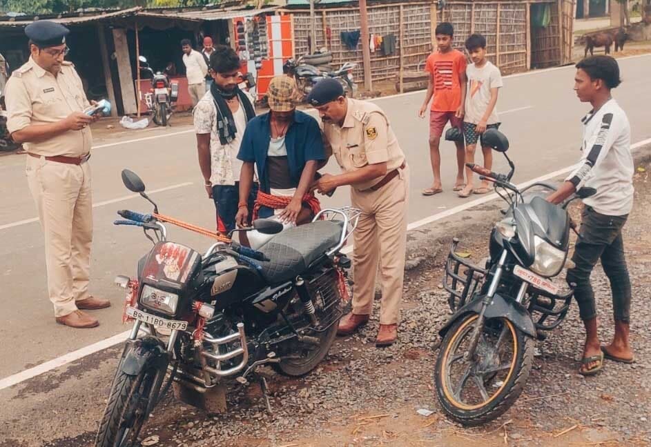 वाहन जांच में पुलिस ने वसूला जुर्माना