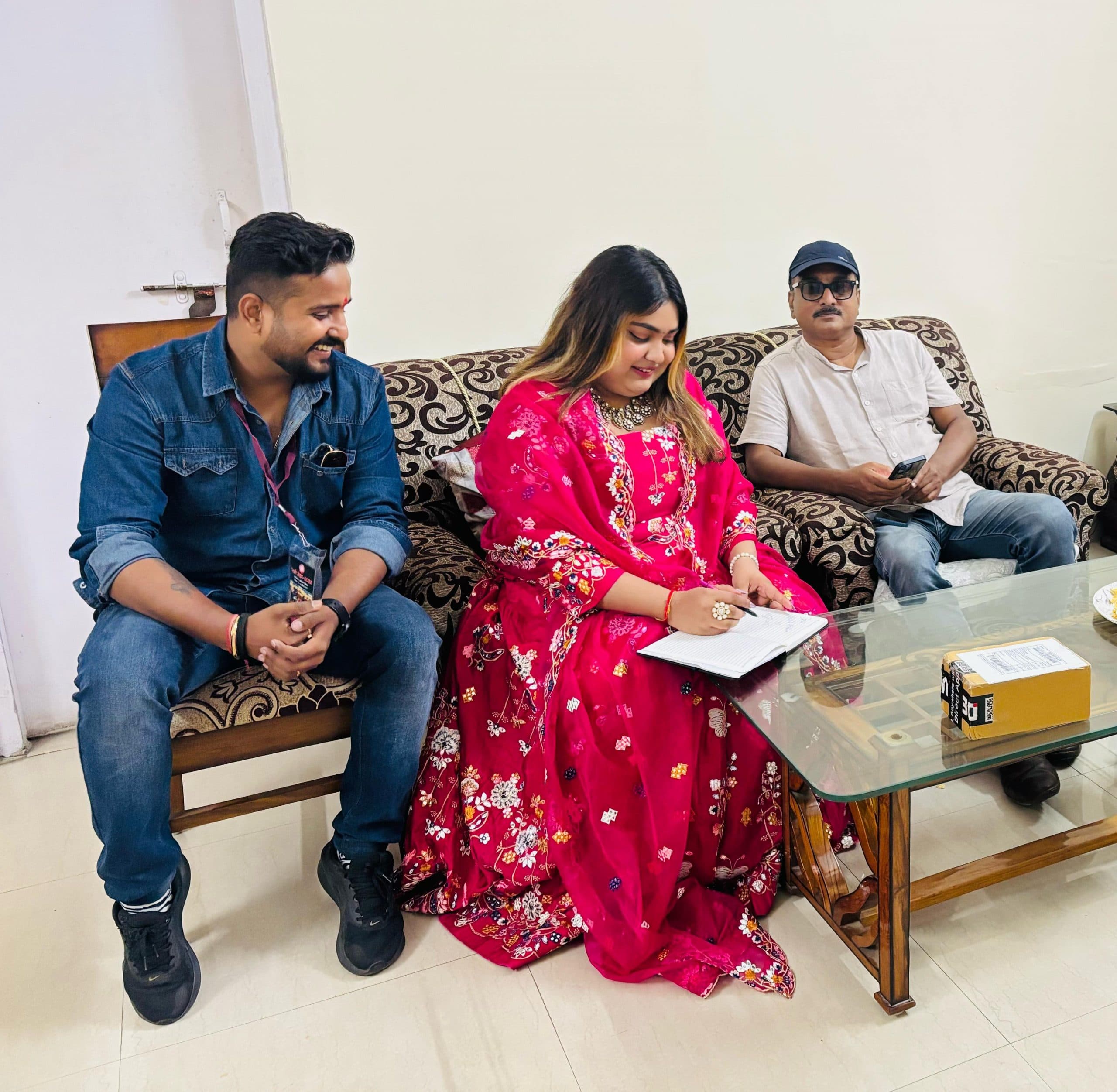 मैथिली फीचर फिल्म निर्माण को गायिका प्रिया ने काली मंदिर में की पूजा