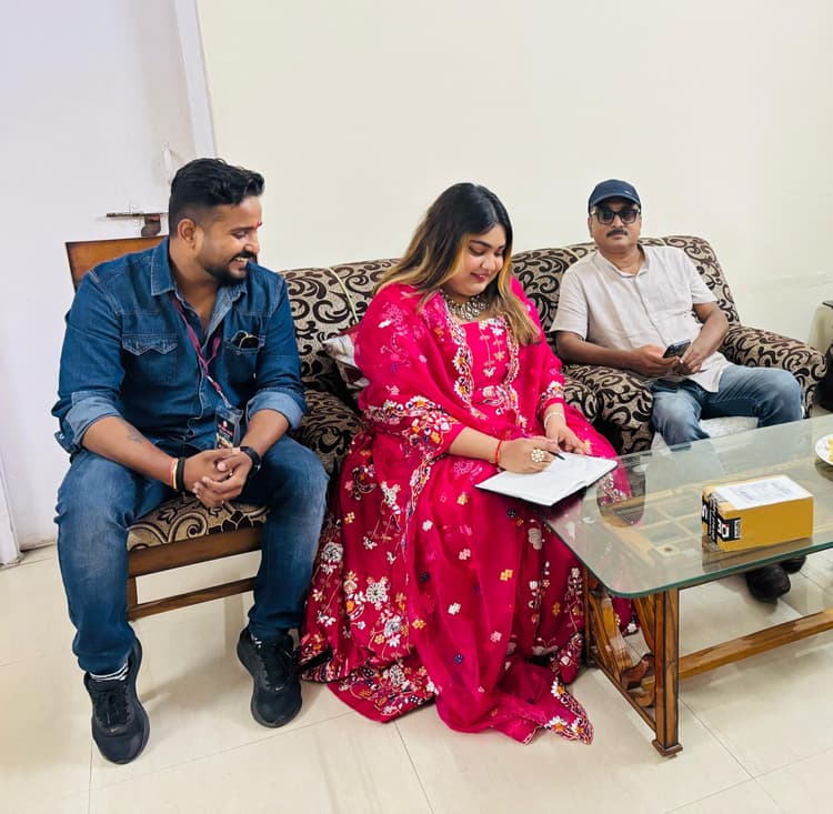 मैथिली फीचर फिल्म निर्माण को गायिका प्रिया ने काली मंदिर में की पूजा