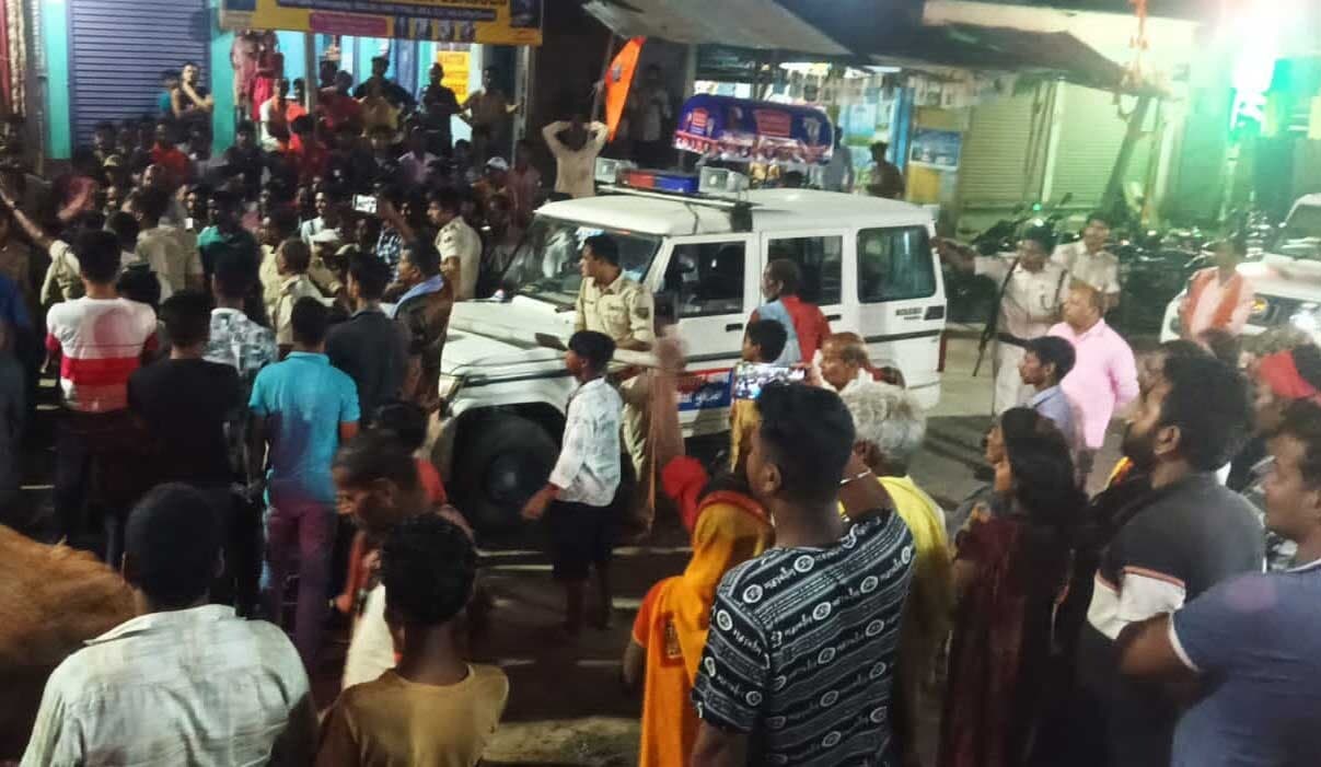 महिला पुलिसकर्मी पर अभद्र टिप्पणी पर युवक गिरफ्तार, हंगामा, बांड पर छोड़ा