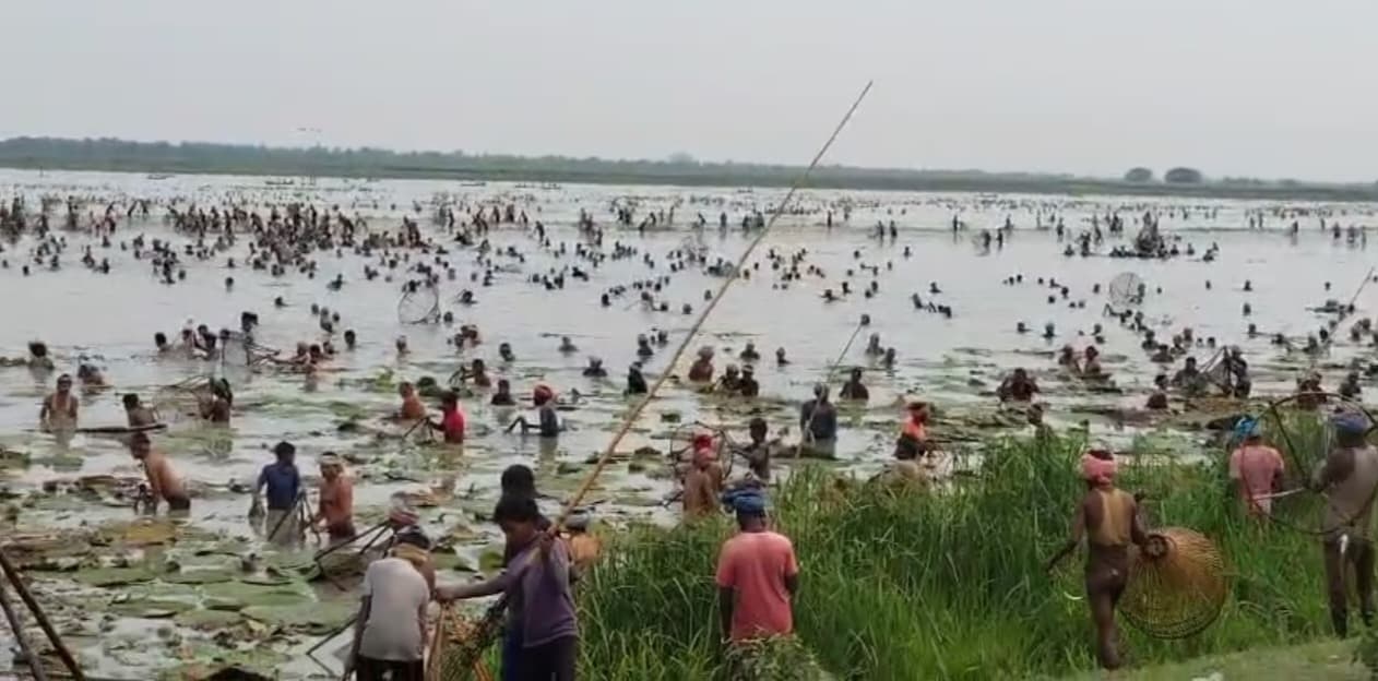 गोगा बील झील में सिरवा पर्व के दौरान सैकड़ों लोग शिकार करने उतर