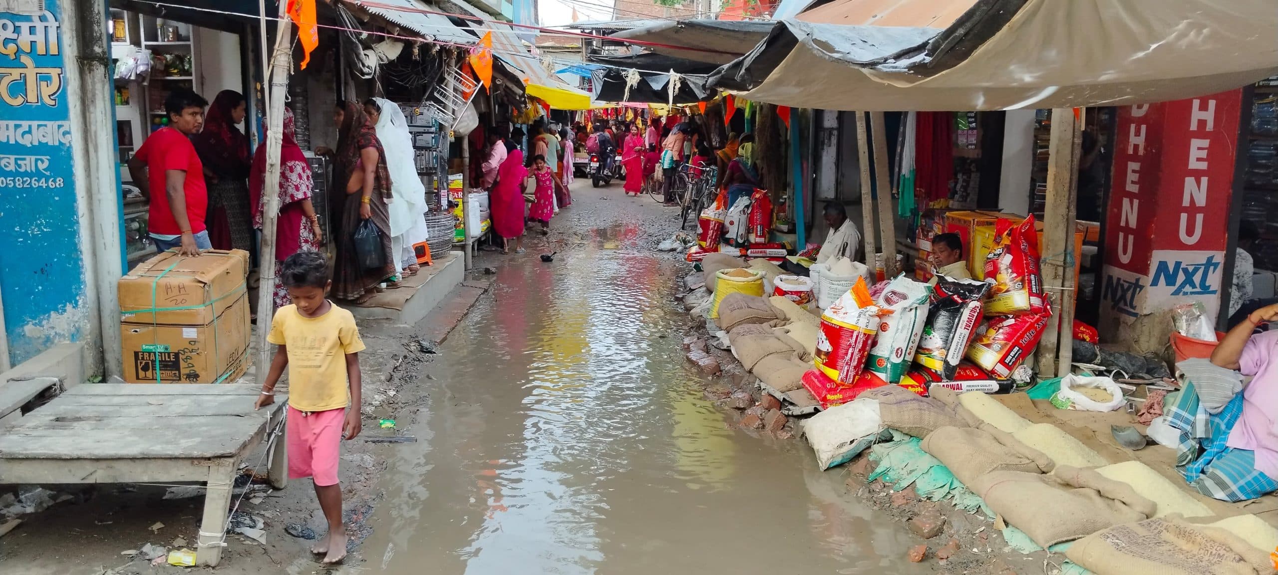 बाजार में बारिश से जलजमाव, दुकानदार व ग्राहक रहे परेशान