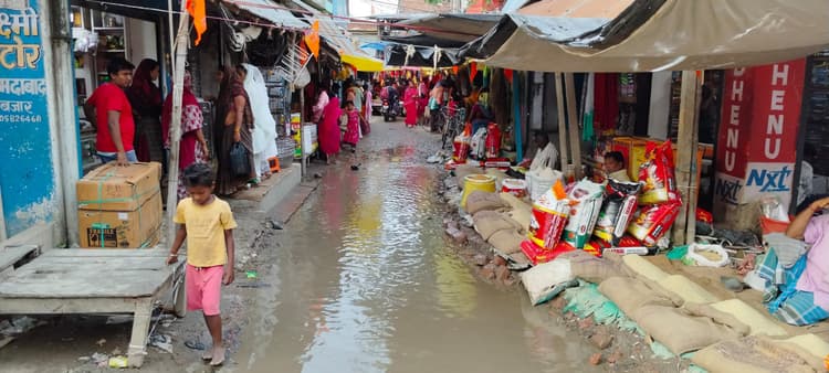 बाजार में बारिश से जलजमाव, दुकानदार व ग्राहक रहे परेशान