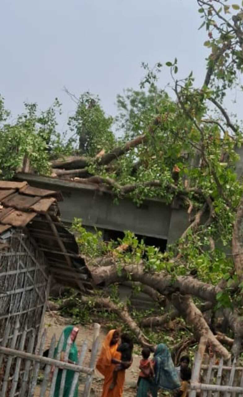आंधी बारिश से व्यापक क्षति, दर्जनों घर का छत उड़ा