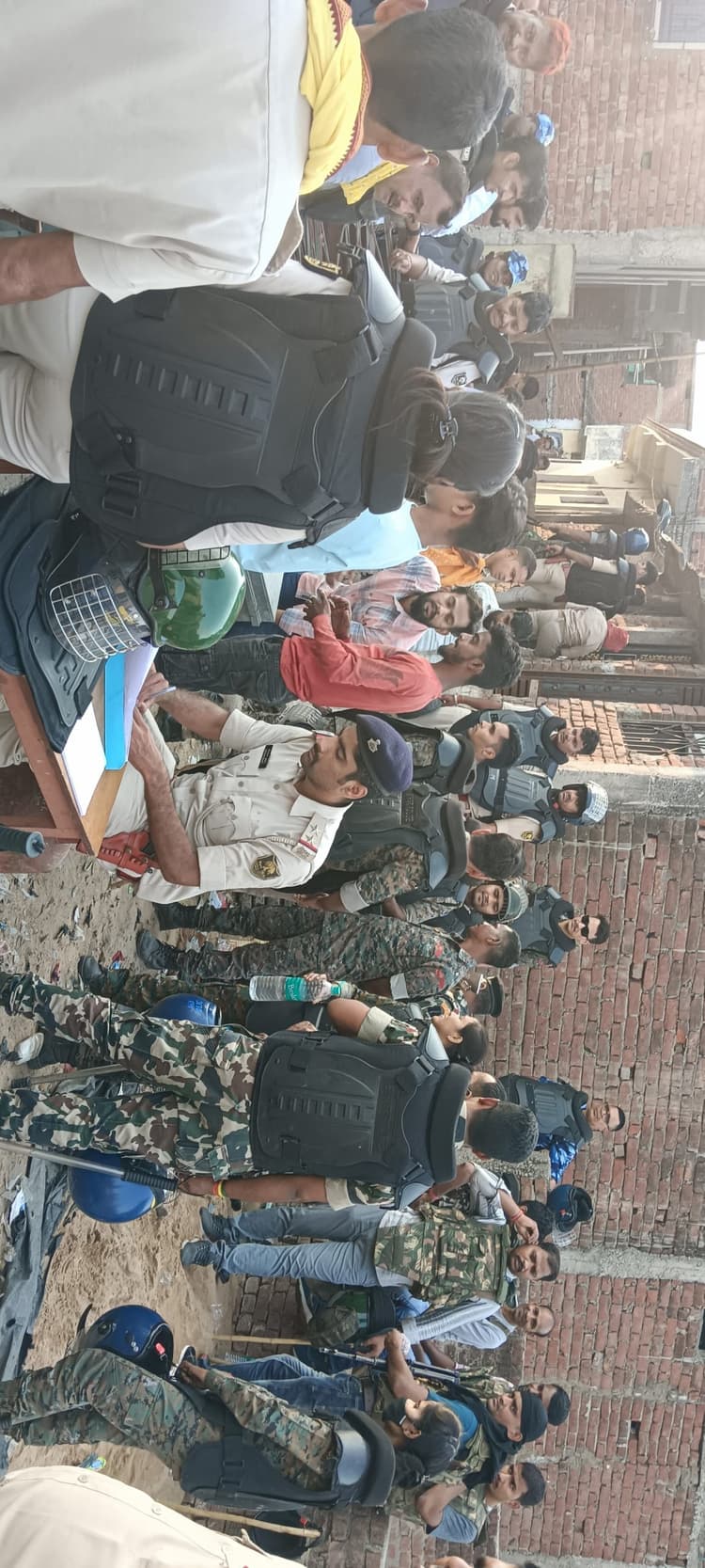 कड़ी सुरक्षा के बीच पॉक्सो एक्ट के आरोपितों की घर पुलिस ने की कुर्की