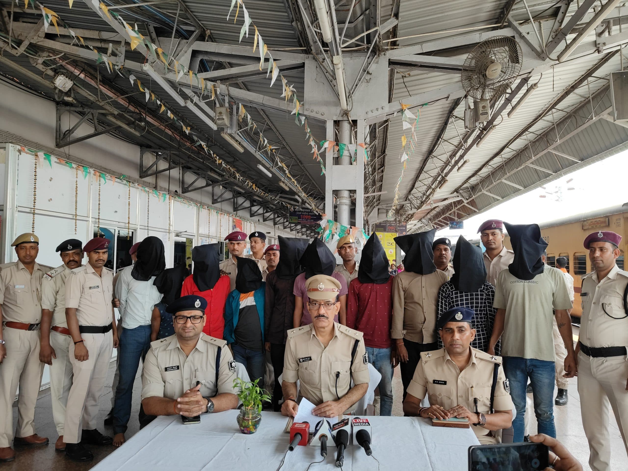 Patna news : बुद्ध पूर्णिमा ट्रेन की चेन पुलिंग कर शराब की तस्करी करने वाले नौ तस्कर गिरफ्तार