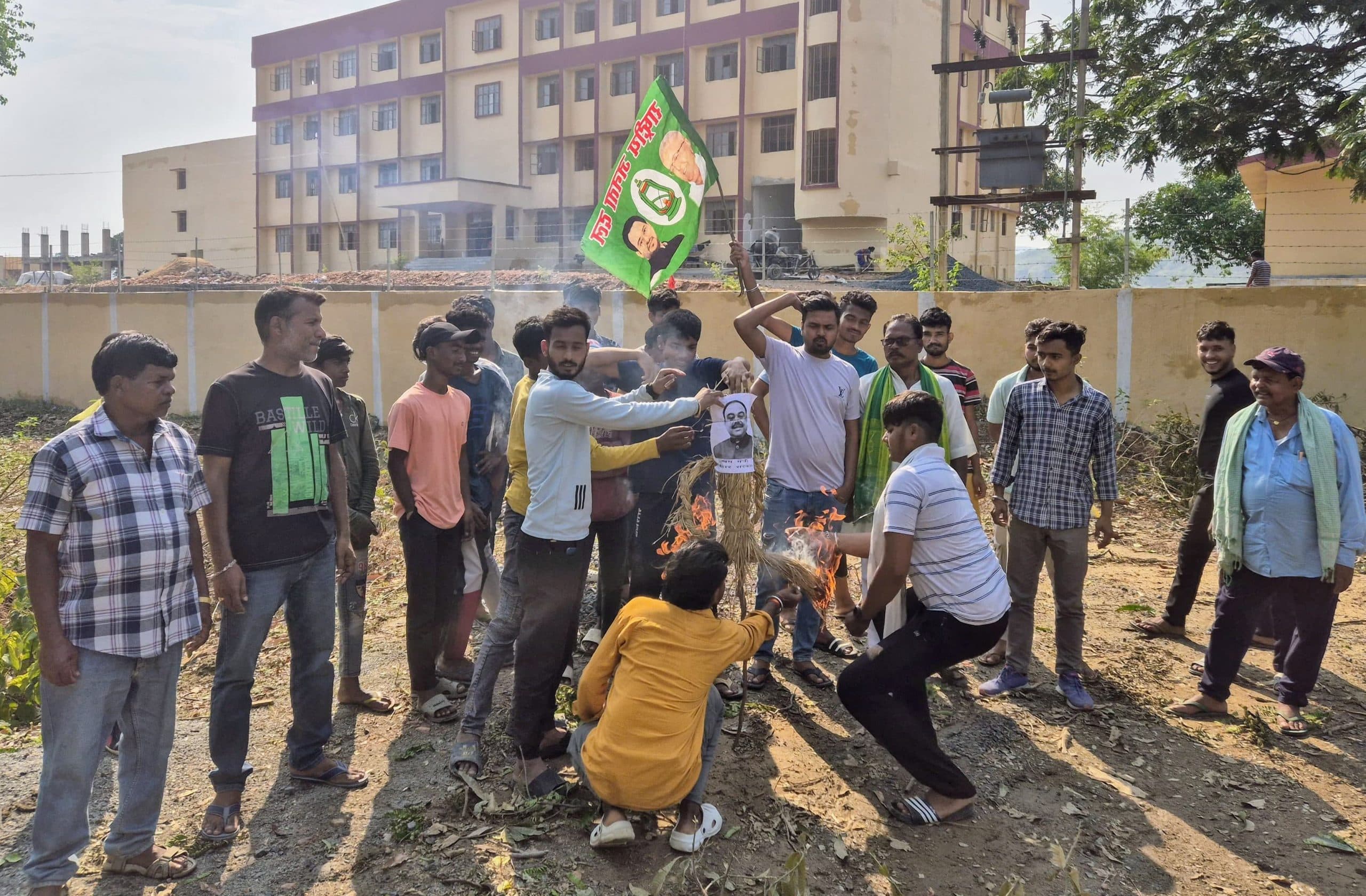 आइटीआइ कॉलेज में पढ़ाई नहीं होने के विरोध में श्रम संसाधन मंत्री का फूंका पुतला