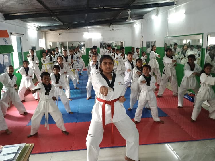 ताईक्वांडो के कलर बेल्ट परीक्षा में 85 बच्चों ने लिया भाग