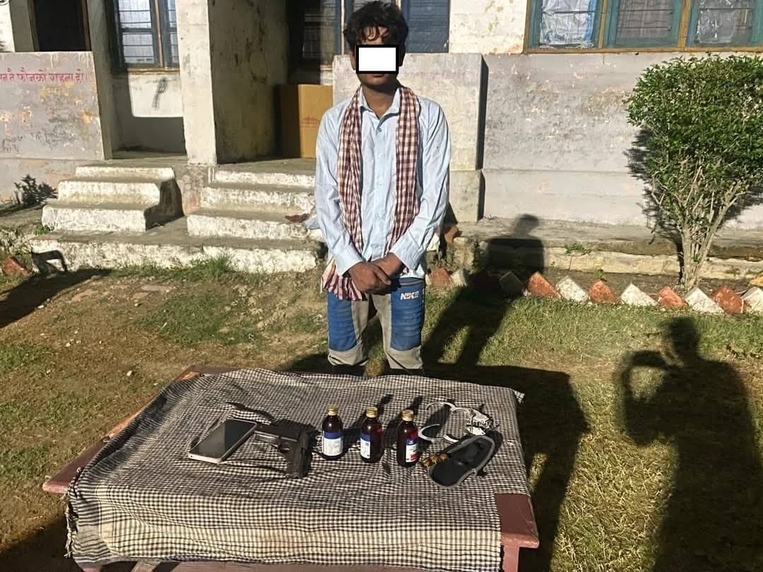 sitamarhi news: नेपाल के रौतहट में पिस्टल व प्रतिबंधित दवाओं के साथ युवक गिरफ्तार