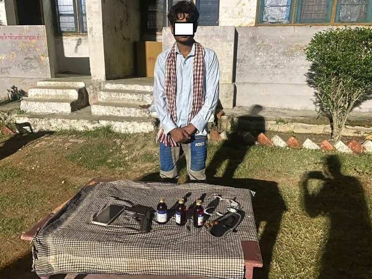 sitamarhi news: नेपाल के रौतहट में पिस्टल व प्रतिबंधित दवाओं के साथ युवक गिरफ्तार
