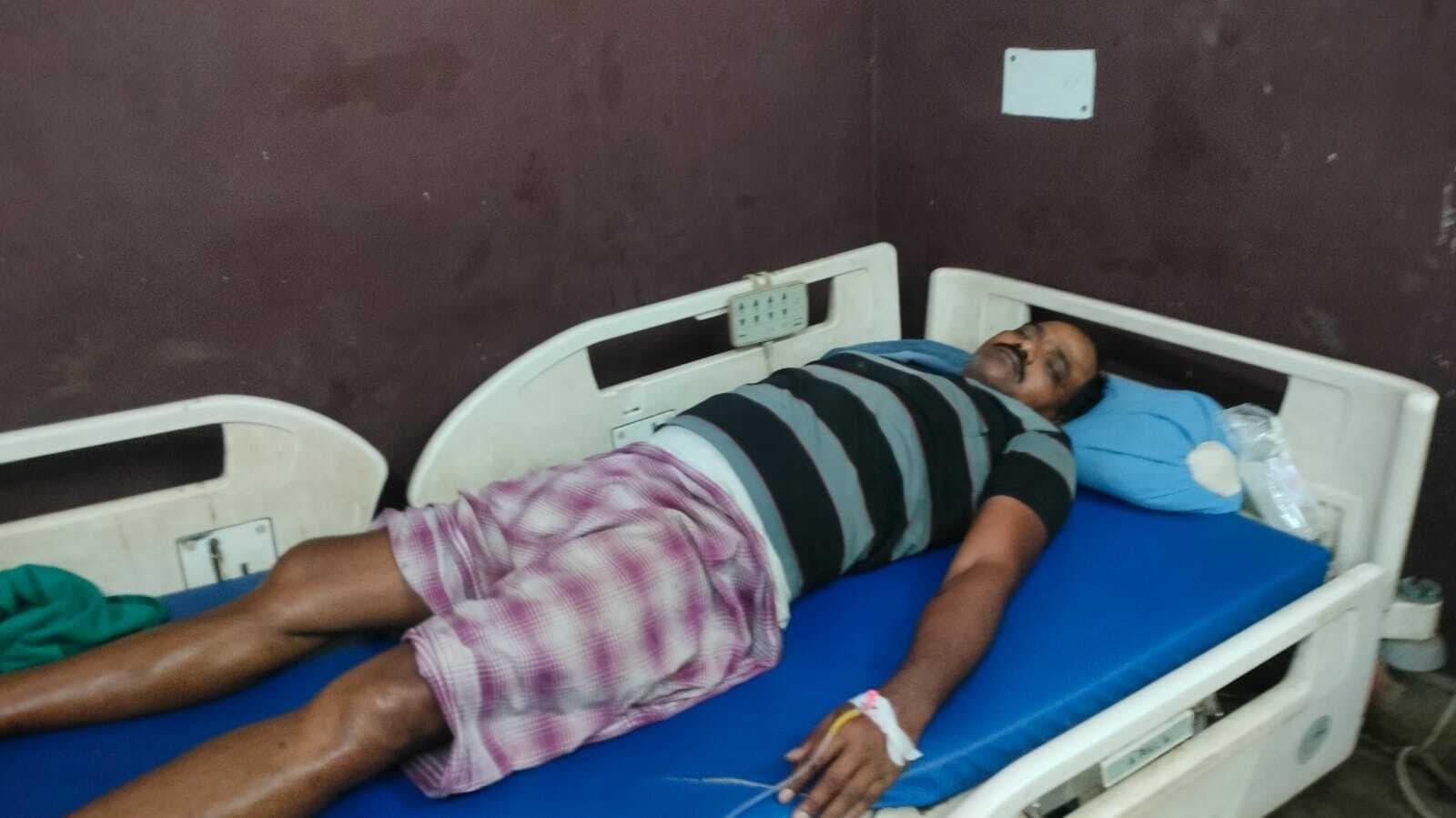 बालू ढुलाई करनेवाले ट्रैक्टर संचालक ने की युवक की पिटाई, भर्ती