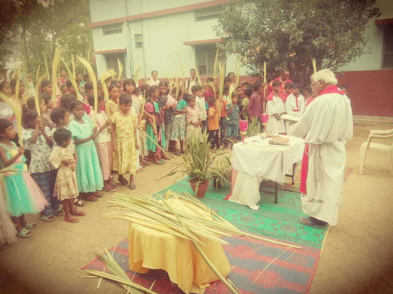 सभी चर्चों में धूमधाम से मनाया गया खजूर त्योहार