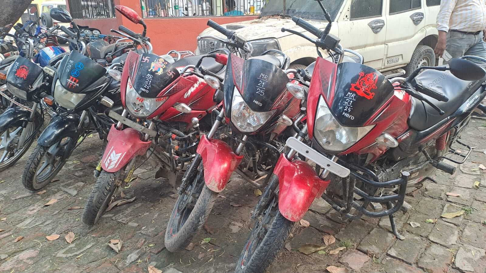 बाइक चोर गिरोह का उद्भेदन, पांच मोटर साइकिल के साथ तीन गिरफ्तार, एक फरार