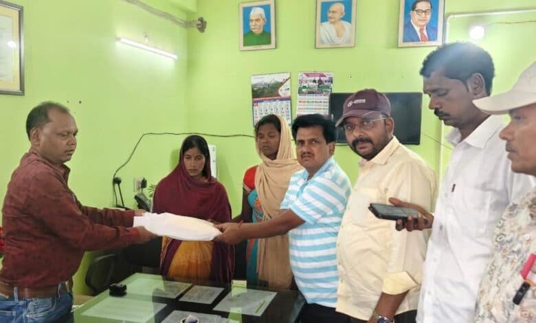 कंपनी ने मृतक के परिजनों को दी सहायता राशि