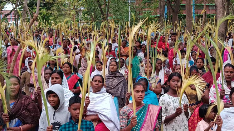 महुआडांड़ में खजूर पर्व पर निकली शोभायात्रा