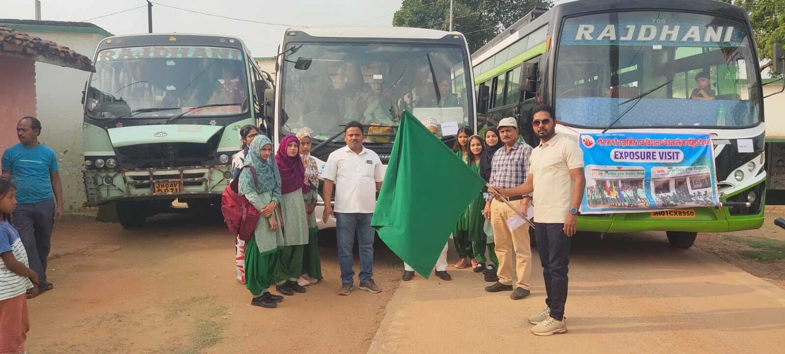 शैक्षणिक भ्रमण के लिए स्कूली छात्र खंडोली रवाना