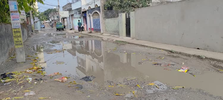 हल्की बारिश ने ही जल निकासी व्यवस्था की खोली पोल