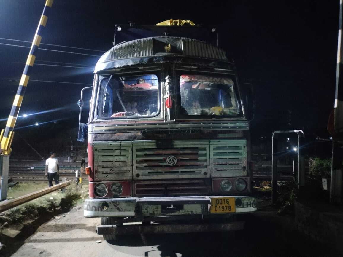 रेलवे गेट पर ट्रक हुआ खराब, रेल परिचालन प्रभावित