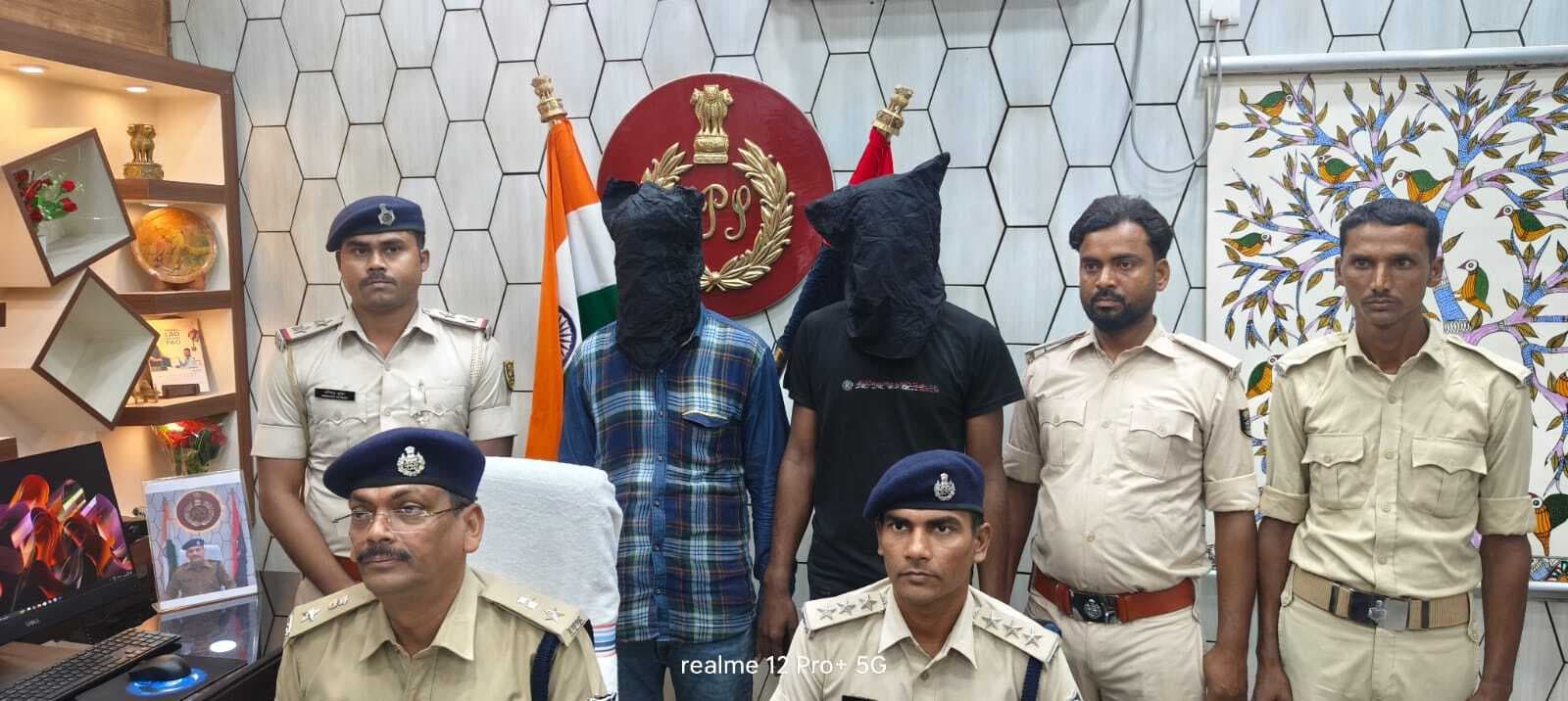 तेल टैंकर से 900 लीटर शराब बरामद, दो तस्कर गिरफ्तार