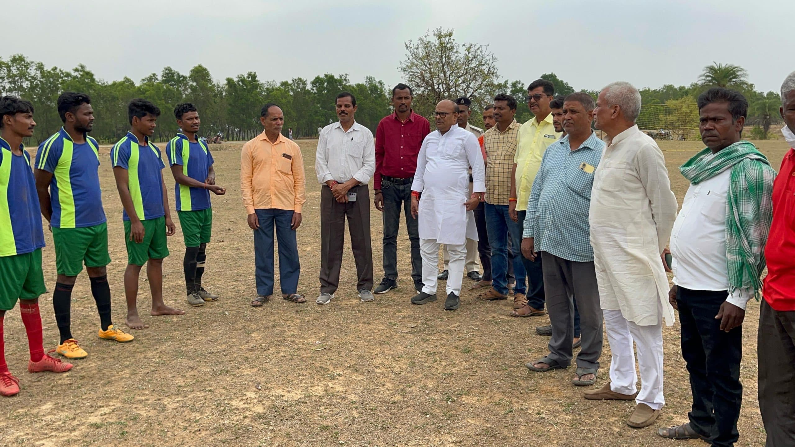 पूर्व विधान पार्षद ने किया फुटबाल टूर्नामेंट का उद्घाटन