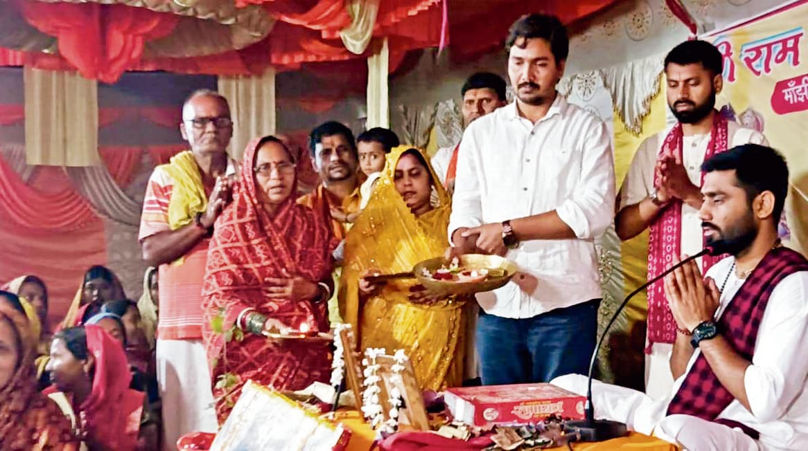 Saran News : रामायण हमें जीवन जीने की कला सिखाती है : आचार्य रविरंजन