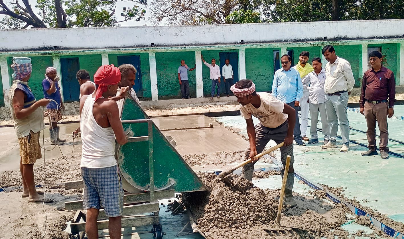 Saran News : बास्केटबॉल कोर्ट निर्माण कार्य का डीआरडीए ने किया निरीक्षण