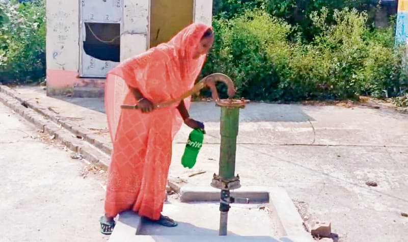 Saran News : परसा प्रखंड परिसर में लगे चापाकल महीनों से खराब, फरियादी बेहाल