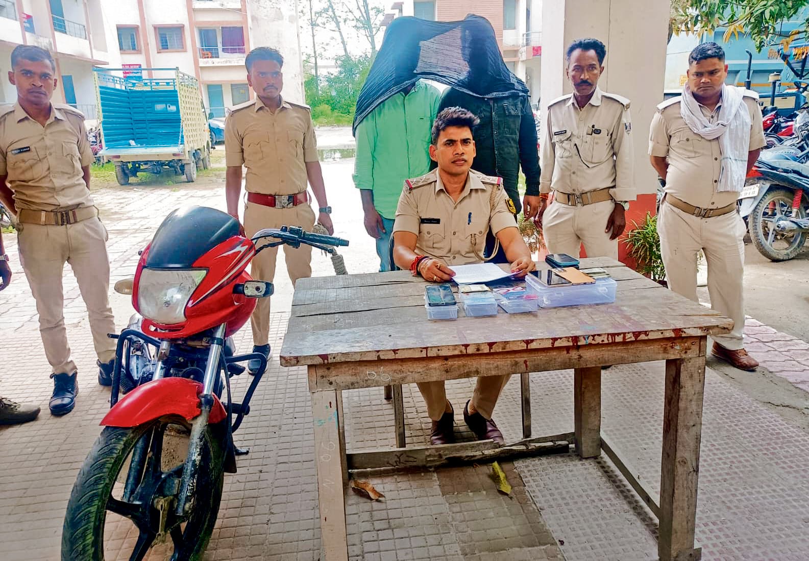 Gopalganj News  : मांझा नयी बाजार में एटीएम से पैसे की निकासी के दौरान दो साइबर फ्रॉड धराये