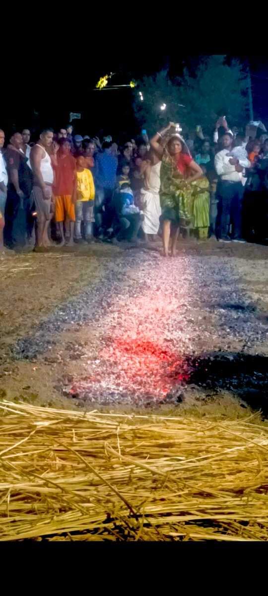 दहकते अंगारों पर चले शिवभक्त