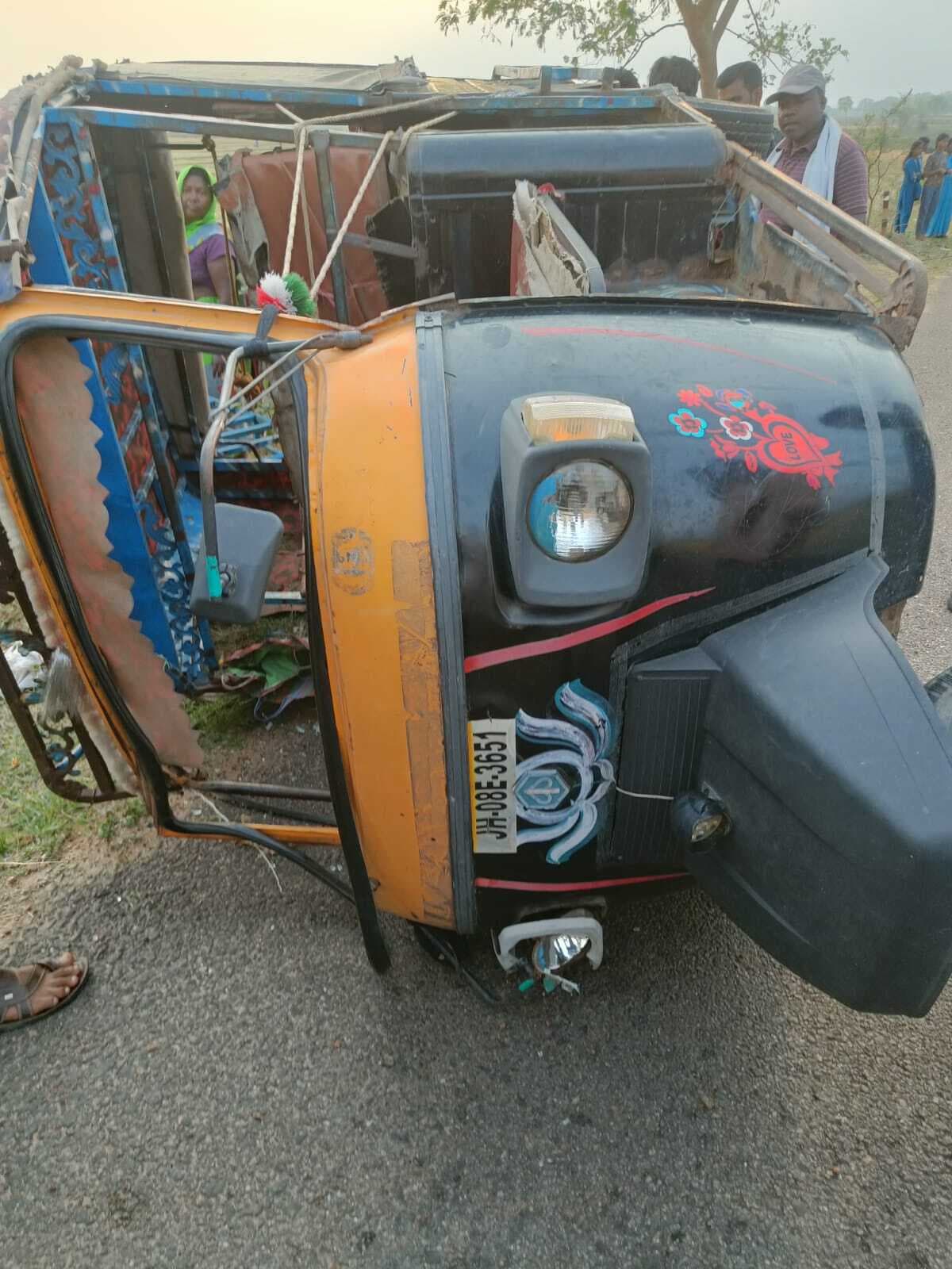 हादसे में बाइक सवार की मौत, दो घायल