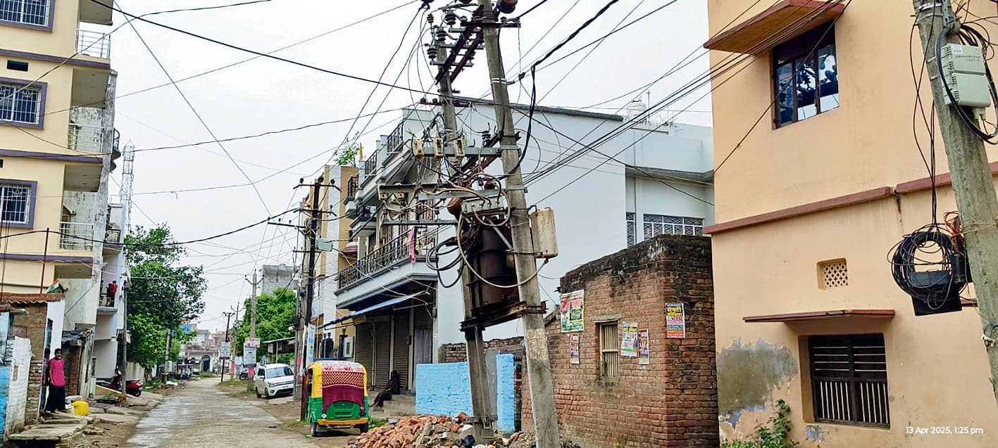 Gopalganj News  : आंधी-पानी से झुके ट्रांसफॉर्मर और बिजली के पोल, बना हुआ है खतरा