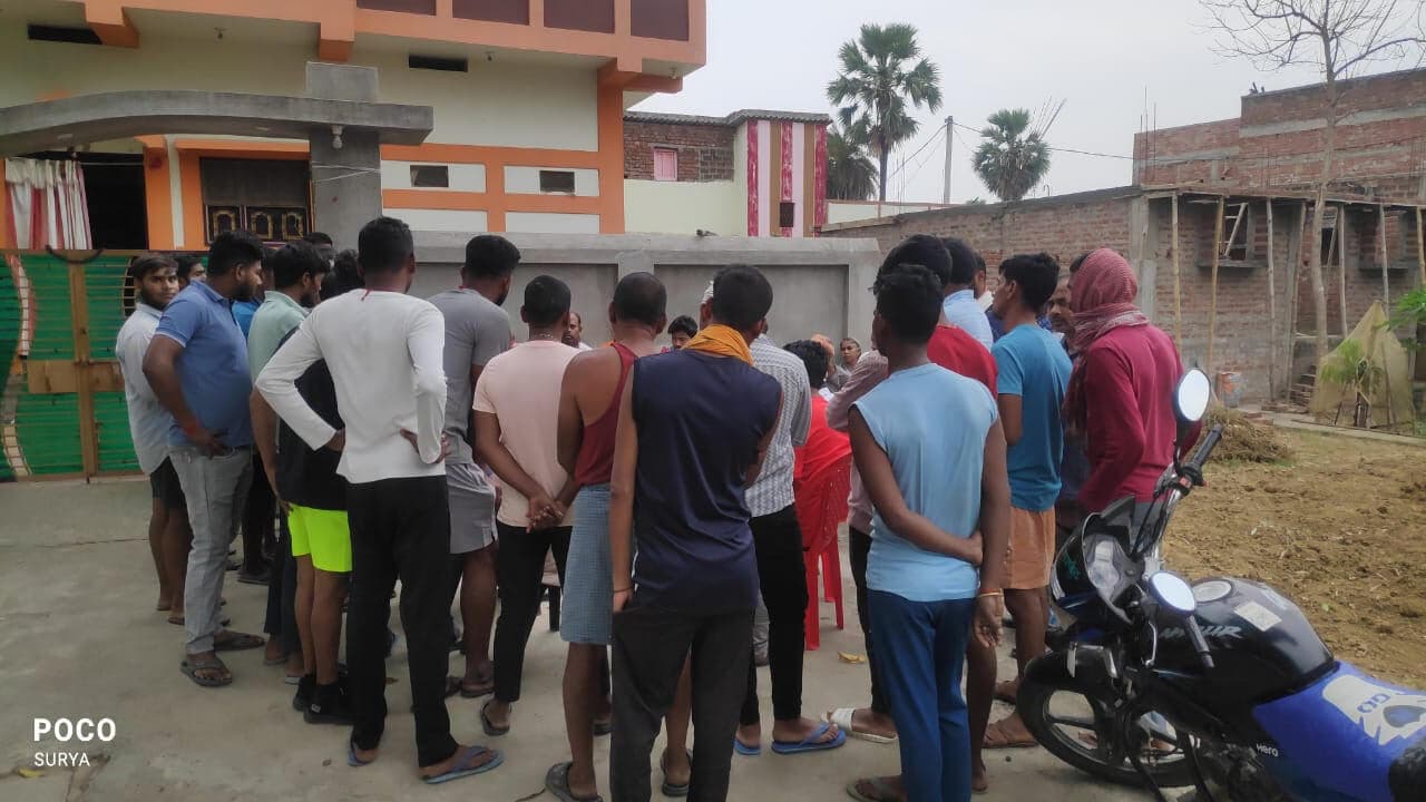 Gaya News : सड़क हादसे में महिला की मौत, बाइक चालक को बनाया बंधक